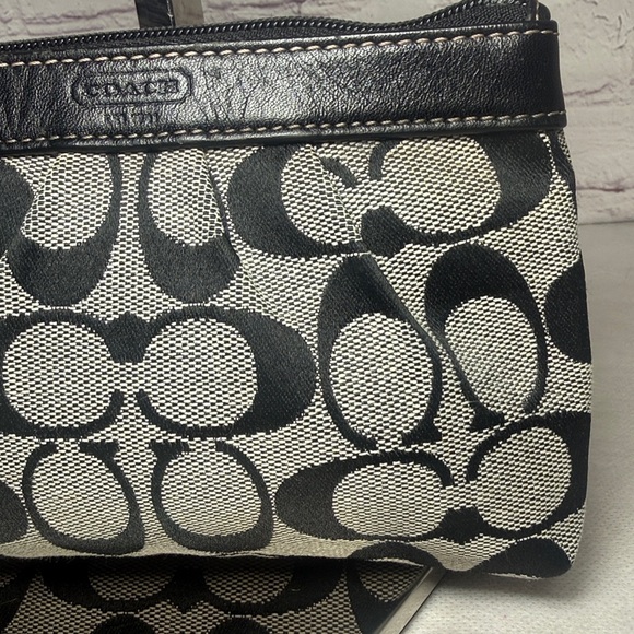 Coach Signature C’s Monochrome Pleated Wristlet Silver HDWRE w/Leather Hangtag - Picture 4 of 13